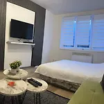 Lovely Apartment In Old Town 400M From City Center Sebilj
