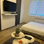 Lovely Apartment In Old Town 400M From City Center Sebilj